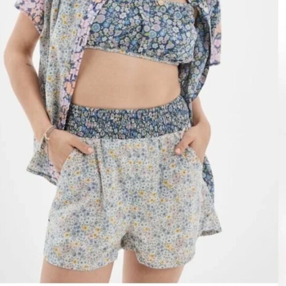 American Eagle Outfitters Pants - American Eagle Floral Patchwork‎ Lightweight Shorts Size XS